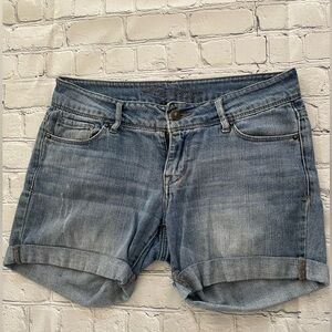 Delia’s Taylor cuffed distressed midi shorts size 3/4